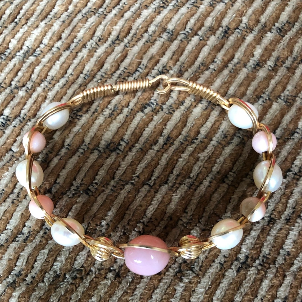 Bracelet wire white and pink beads